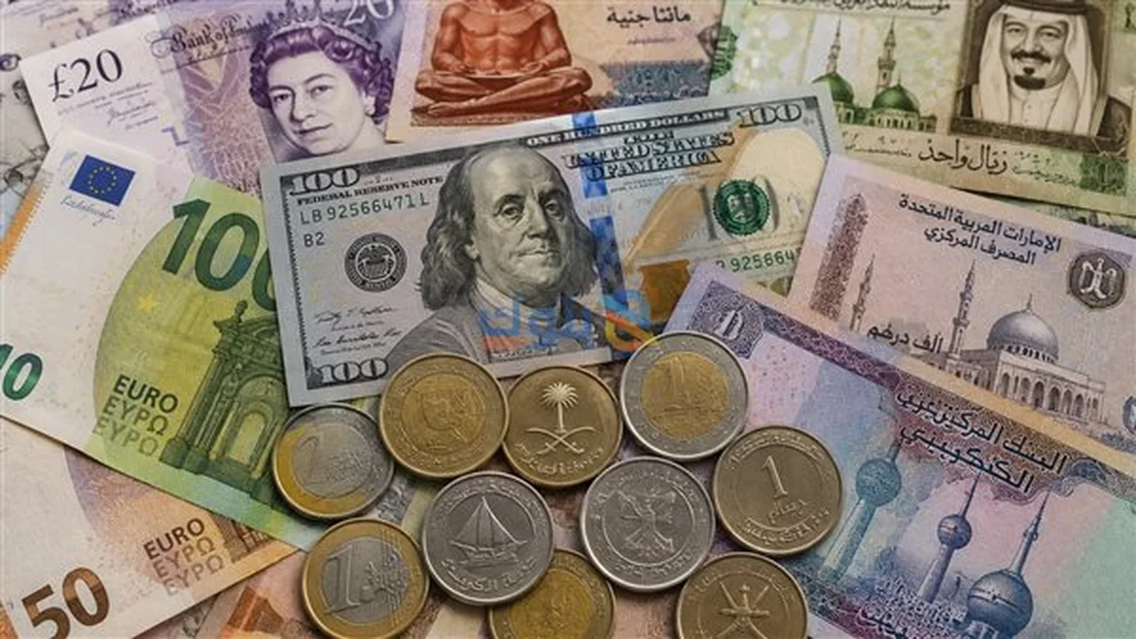 الجنيه المصري يتصدر سوق العملات في بداية تعاملات الإثنين.